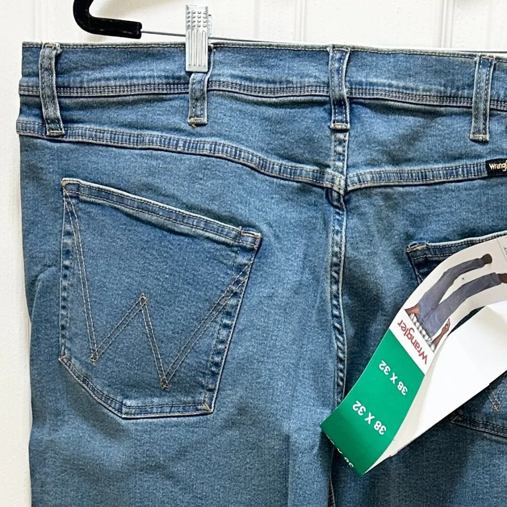 Wrangler Men's Jean Size 38X32 Blue Stretch Relax Fit Straight Leg Casual (NEW)